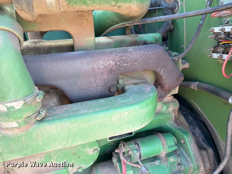 image for item EP0828 1981 John Deere 7720 Turbo combine