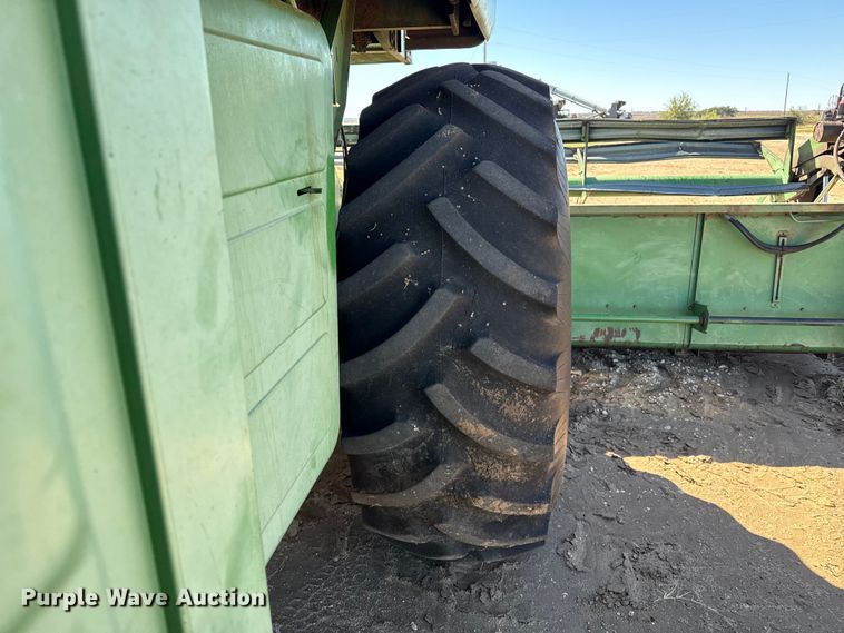 image for item EP0828 1981 John Deere 7720 Turbo combine