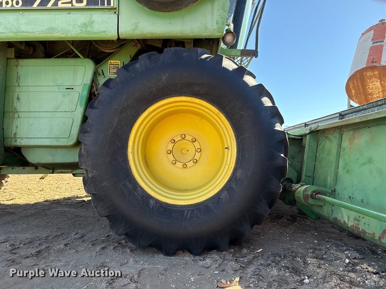 image for item EP0828 1981 John Deere 7720 Turbo combine