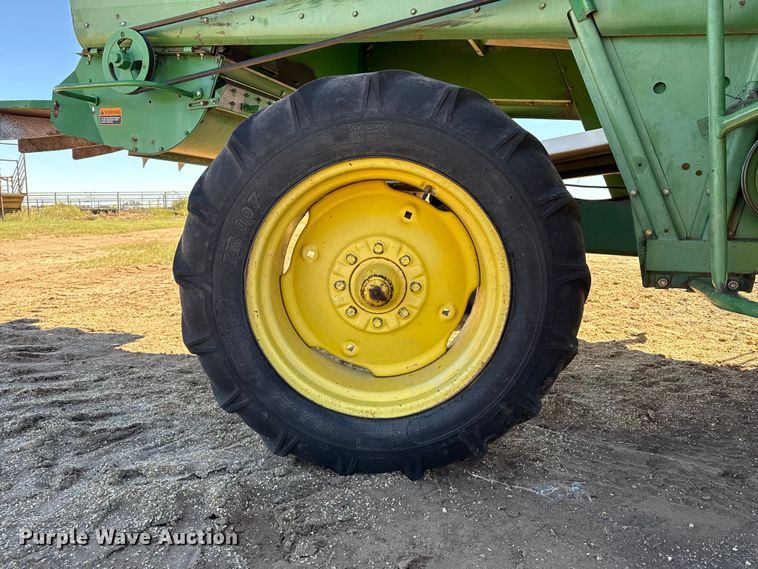 image for item EP0828 1981 John Deere 7720 Turbo combine