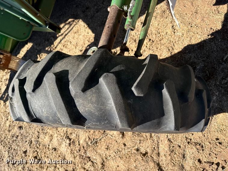 image for item EP0828 1981 John Deere 7720 Turbo combine