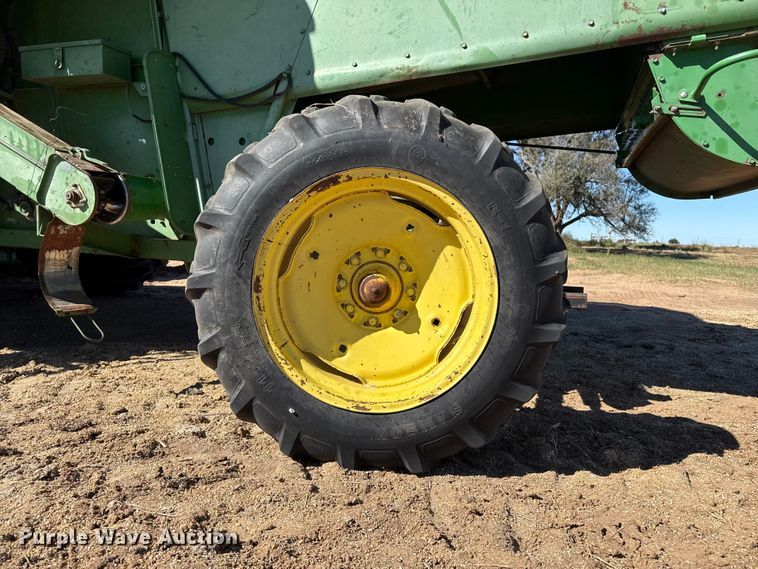 image for item EP0828 1981 John Deere 7720 Turbo combine