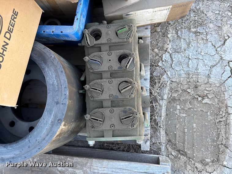 image for item EP0831 2002 John Deere 9420T tractor