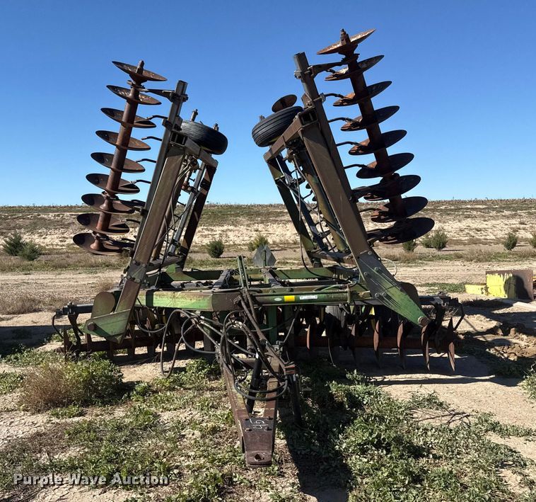 image for item EP0832 John Deere tandem disk