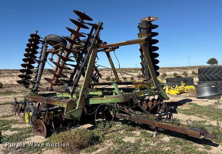 image for item EP0832 John Deere tandem disk