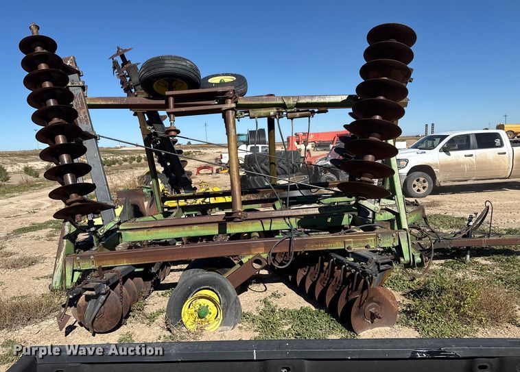 image for item EP0832 John Deere tandem disk