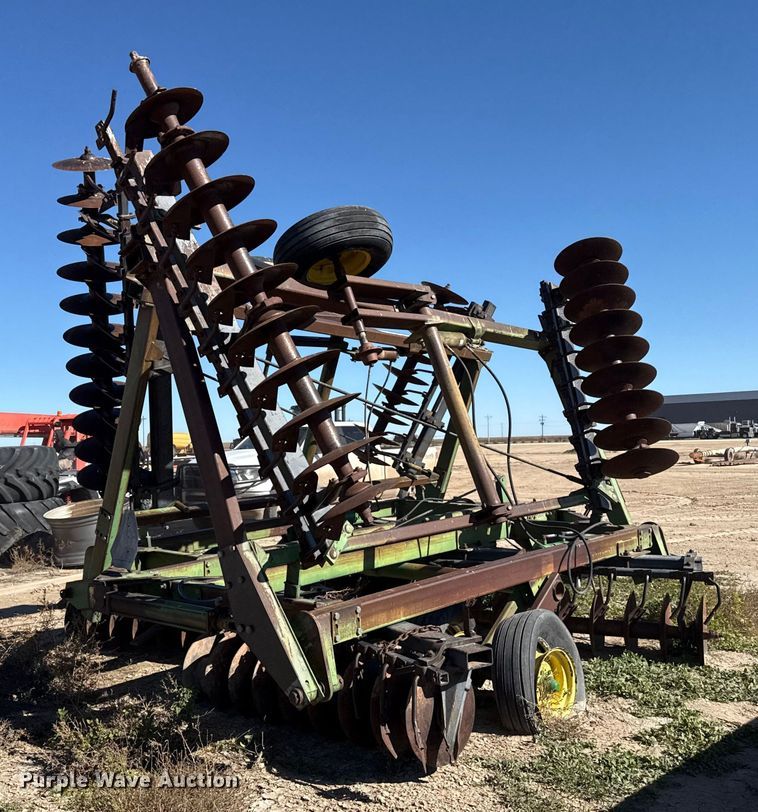 image for item EP0832 John Deere tandem disk