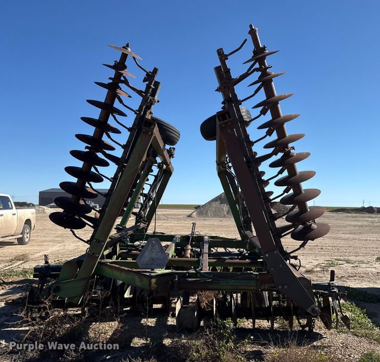 image for item EP0832 John Deere tandem disk