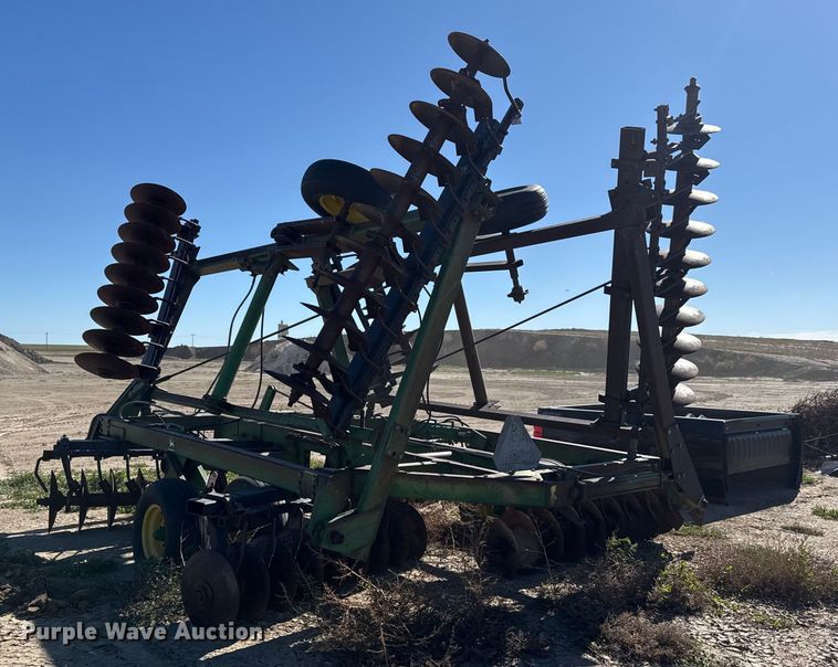 image for item EP0832 John Deere tandem disk