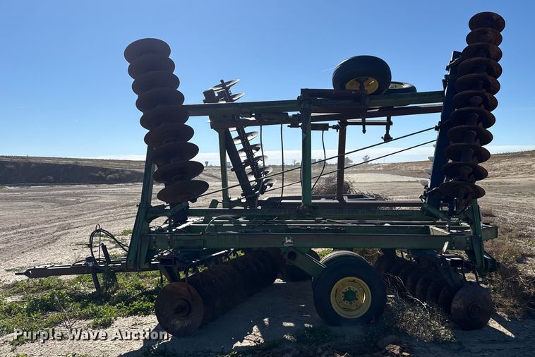 image for item EP0832 John Deere tandem disk