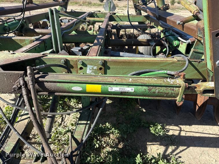 image for item EP0832 John Deere tandem disk