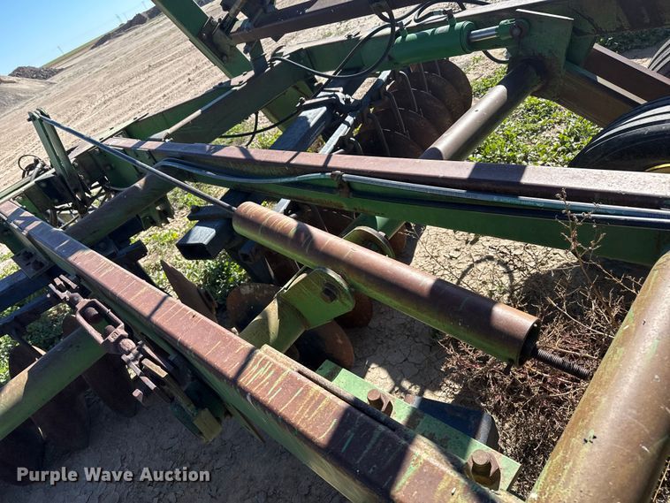 image for item EP0832 John Deere tandem disk