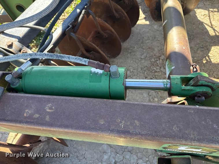 image for item EP0832 John Deere tandem disk