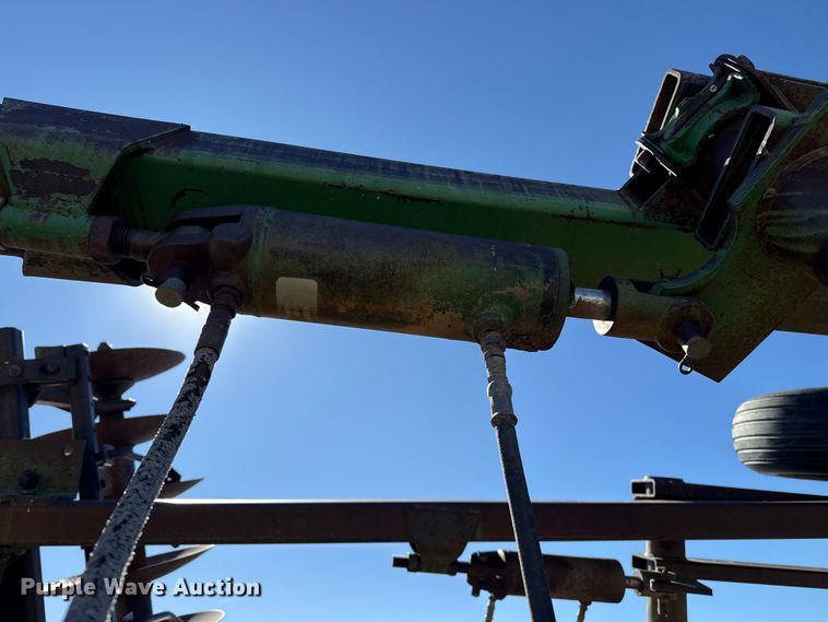 image for item EP0832 John Deere tandem disk