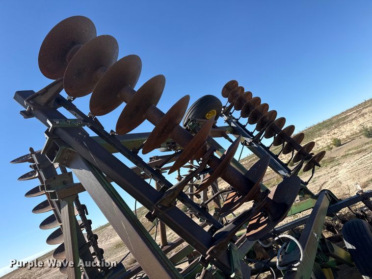 image for item EP0832 John Deere tandem disk