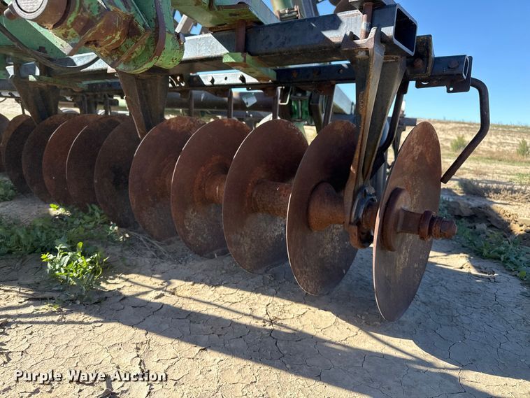 image for item EP0832 John Deere tandem disk