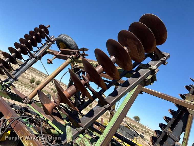 image for item EP0832 John Deere tandem disk