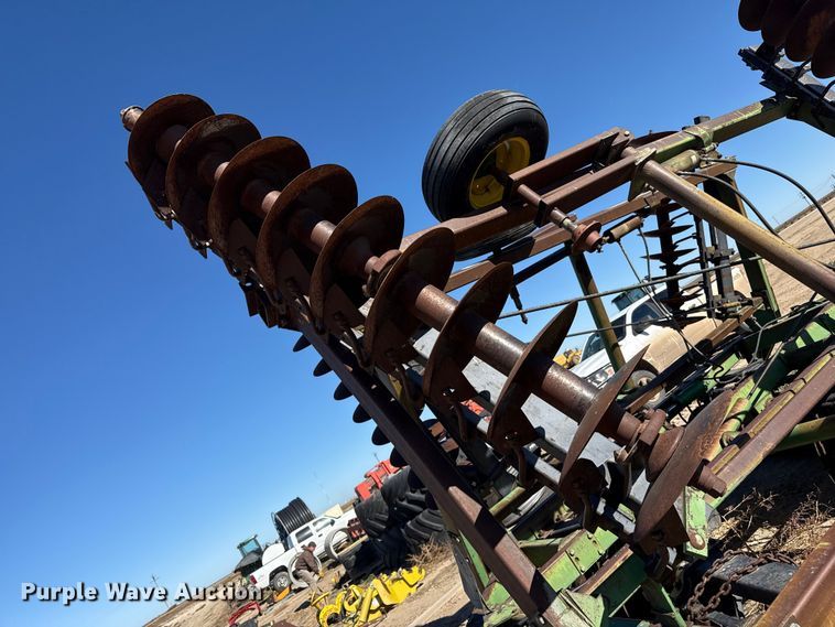 image for item EP0832 John Deere tandem disk