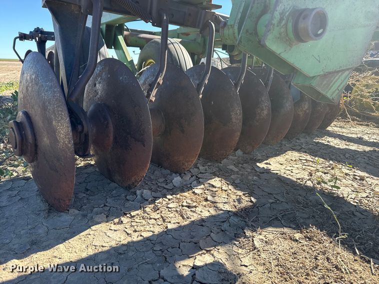 image for item EP0832 John Deere tandem disk