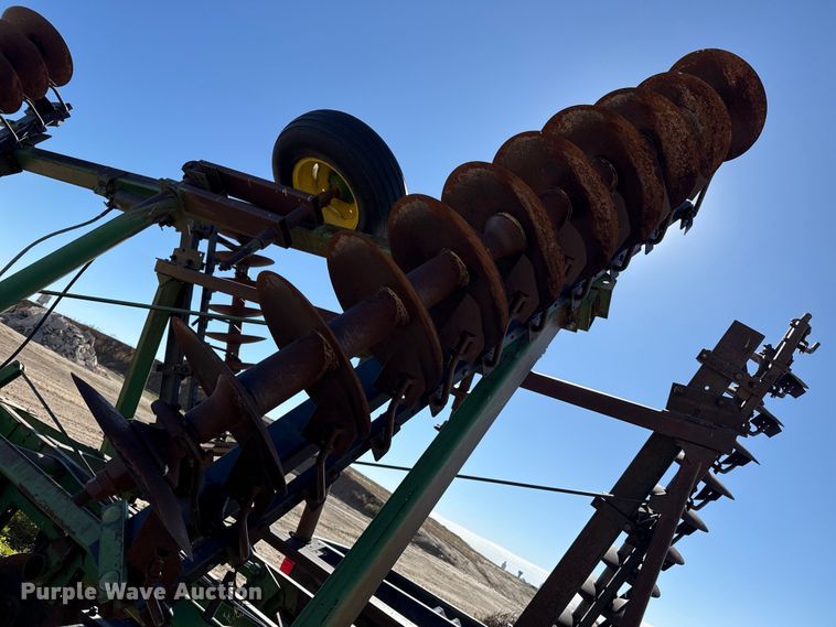 image for item EP0832 John Deere tandem disk