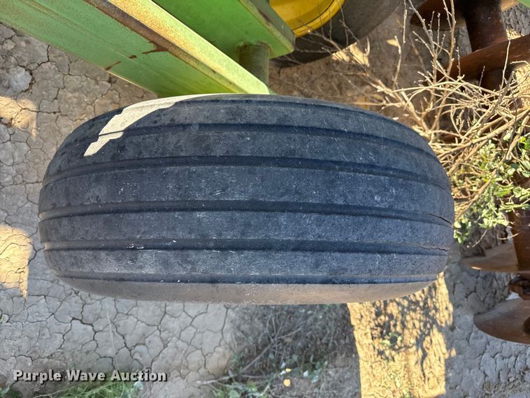 image for item EP0832 John Deere tandem disk