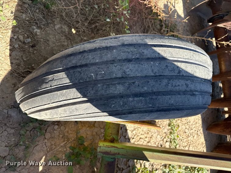 image for item EP0832 John Deere tandem disk