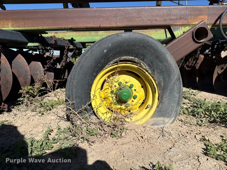 image for item EP0832 John Deere tandem disk