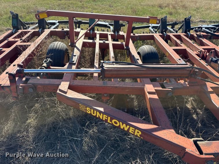 image for item EP0835 Sunflower 3270 sweep plow