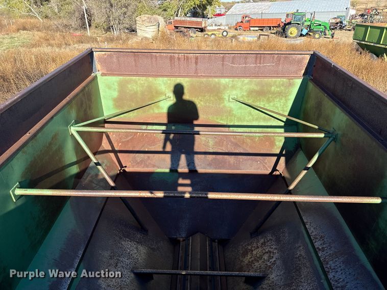 image for item EP0845 John Deere 650 grain cart