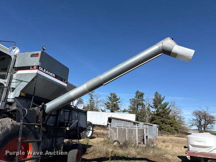 image for item EP0878 1985 Gleaner L3 combine