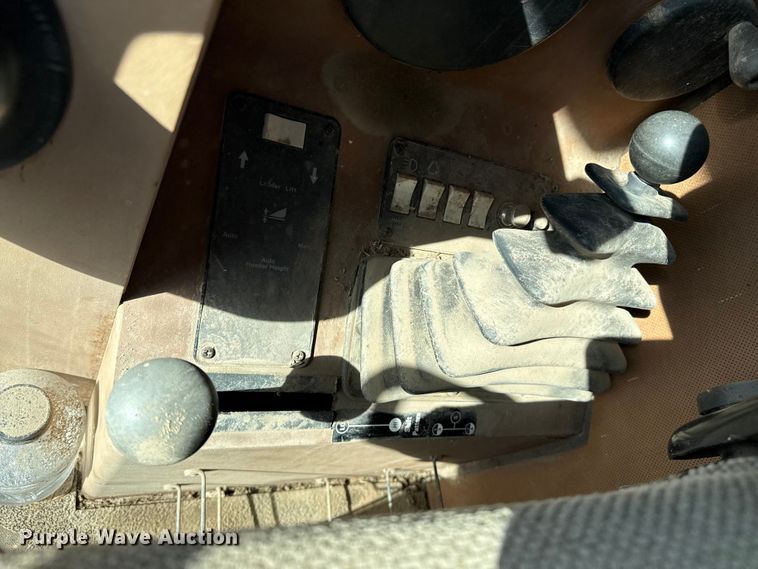 image for item EP0878 1985 Gleaner L3 combine