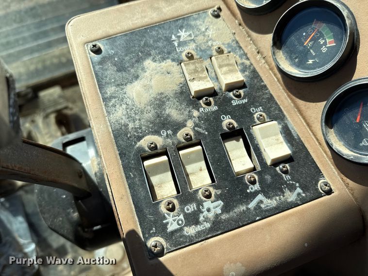 image for item EP0878 1985 Gleaner L3 combine