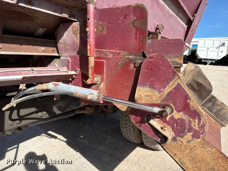 image for item EP0890 2006 Sterling L8500 feed mixer truck