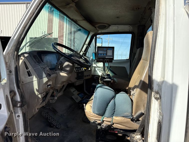 image for item EP0890 2006 Sterling L8500 feed mixer truck