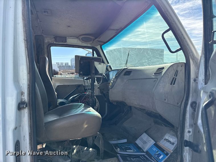 image for item EP0890 2006 Sterling L8500 feed mixer truck