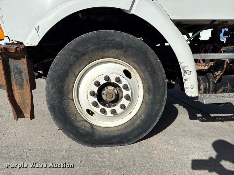 image for item EP0890 2006 Sterling L8500 feed mixer truck