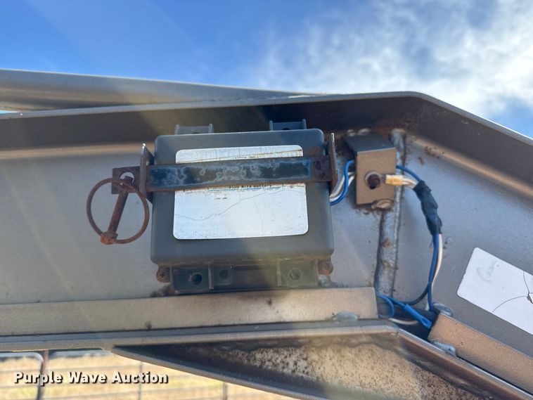 image for item EP0953 2015 Top Hat BGN24X7-14E-F livestock trailer