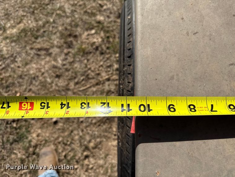 image for item EP0953 2015 Top Hat BGN24X7-14E-F livestock trailer