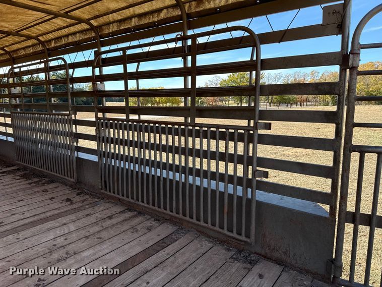 image for item EP0953 2015 Top Hat BGN24X7-14E-F livestock trailer