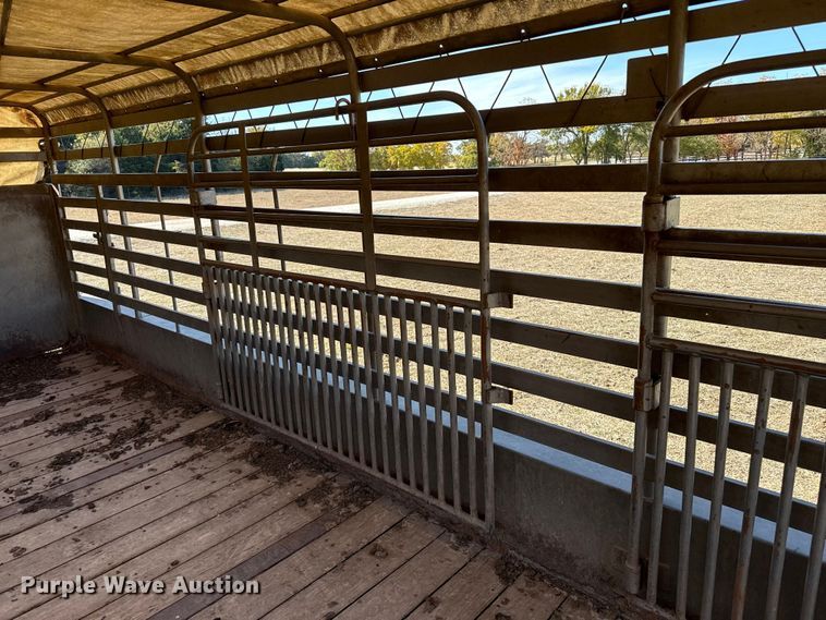image for item EP0953 2015 Top Hat BGN24X7-14E-F livestock trailer