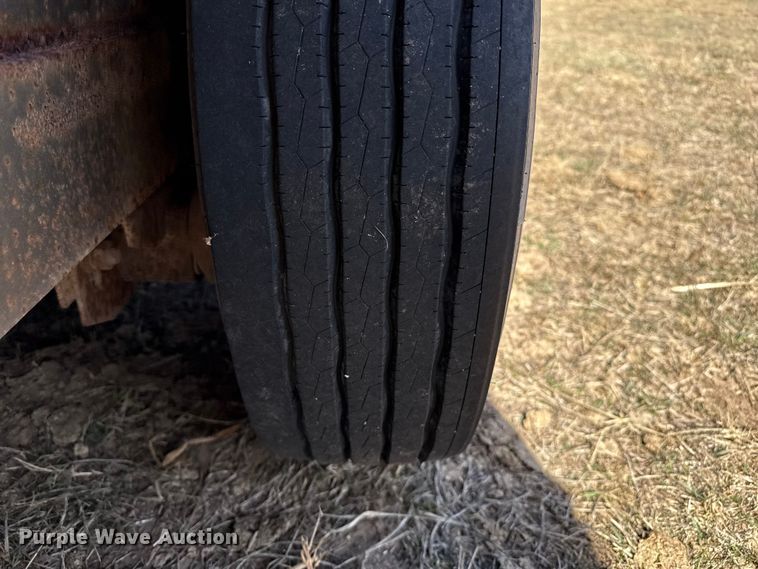 image for item EP0953 2015 Top Hat BGN24X7-14E-F livestock trailer