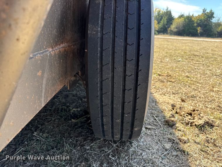 image for item EP0953 2015 Top Hat BGN24X7-14E-F livestock trailer