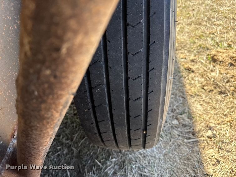 image for item EP0953 2015 Top Hat BGN24X7-14E-F livestock trailer