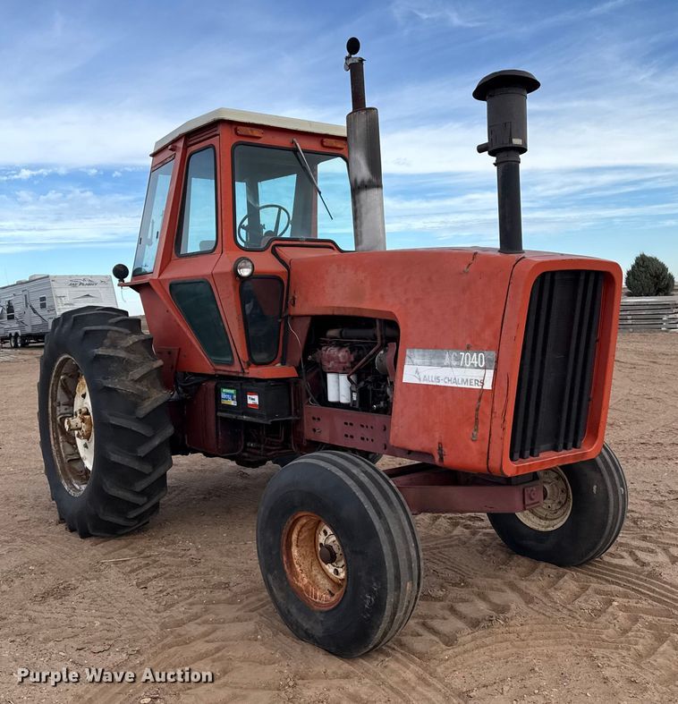 image for item EP2507 1976 Allis-Chalmers 7040 tractor