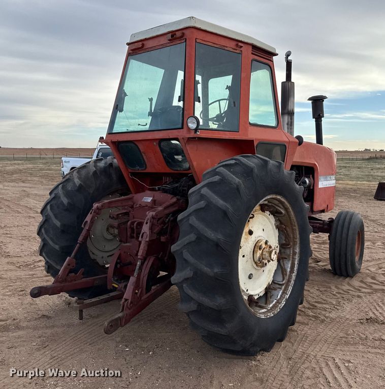 image for item EP2507 1976 Allis-Chalmers 7040 tractor