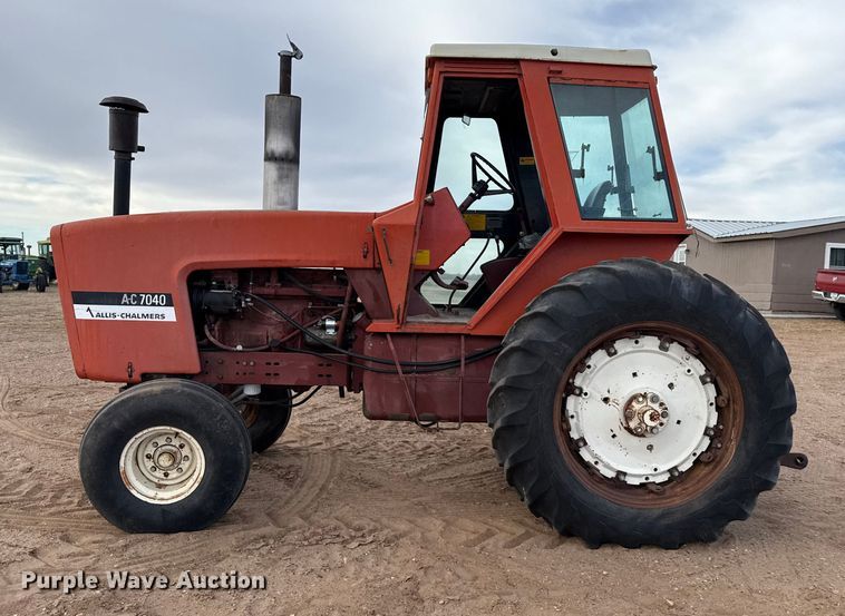 image for item EP2507 1976 Allis-Chalmers 7040 tractor