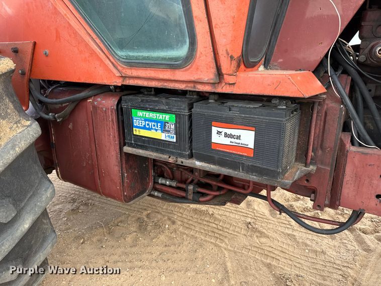 image for item EP2507 1976 Allis-Chalmers 7040 tractor