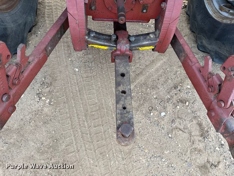 image for item EP2507 1976 Allis-Chalmers 7040 tractor