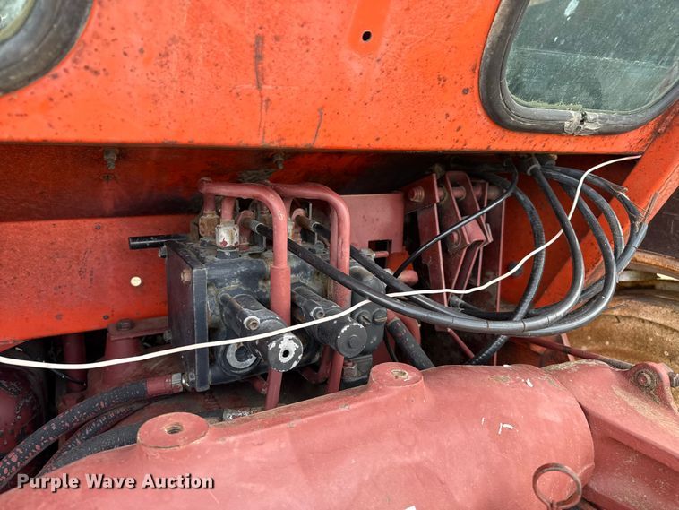 image for item EP2507 1976 Allis-Chalmers 7040 tractor