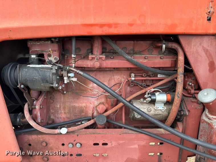image for item EP2507 1976 Allis-Chalmers 7040 tractor